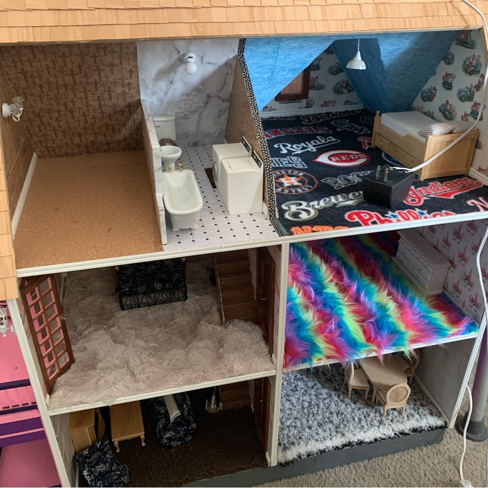 Néw doll house/model comes with - Picture 2 of 7